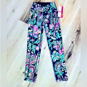 Nwt Lilly Pulitzer Luxletic 24"
Weekender Mid-Rise Midi Legging
High Tide Navy
